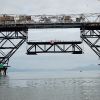 Florianópolis - Estrutura de treliça central de apoio da Ponte Hercílio Luz começou a ser retirada 