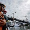 Florianópolis - Estrutura de treliça central de apoio da Ponte Hercílio Luz começou a ser retirada 