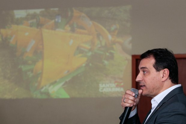 Chapecó - Carlos Moisés entrega equipamentos para a agricultura
